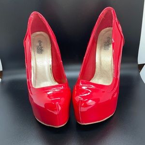 Shiny sexy red pumps!